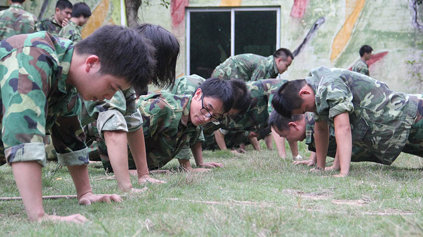 企業(yè)員工缺乏自信心,戶外拓展訓(xùn)練團(tuán)建活動強(qiáng)化公司員工自信力!