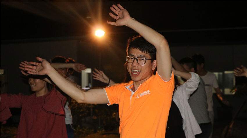 雄音電子番禺悅水莊拓展基地開展團(tuán)隊(duì)拓展訓(xùn)練活動(dòng)