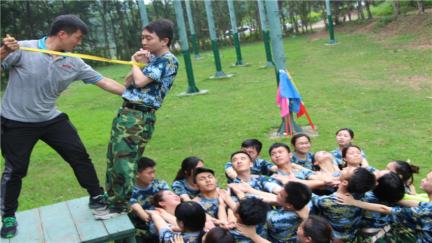 佛山市萬(wàn)金所商業(yè)投資有限公司精英拓展訓(xùn)練營(yíng)