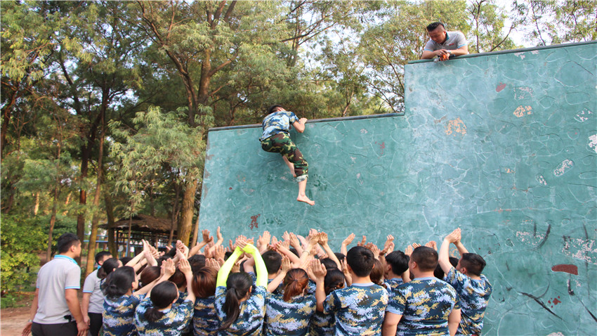 佛山市萬(wàn)金所商業(yè)投資有限公司精英拓展訓(xùn)練營(yíng)