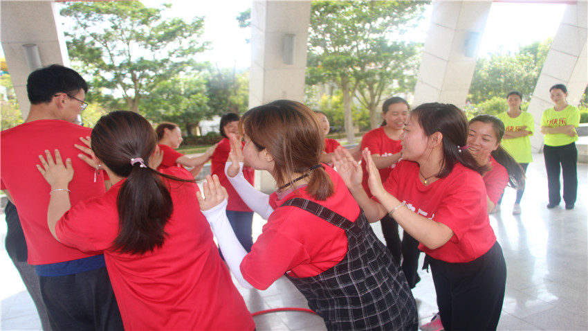 童心教育巽寮灣拓展訓(xùn)練基地團(tuán)隊(duì)拓展活動(dòng)取得圓滿成功