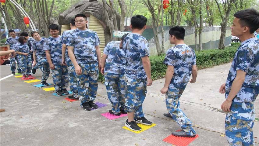 一加地產(chǎn)江門色色環(huán)球影城基地團(tuán)隊(duì)拓展訓(xùn)練順利進(jìn)行