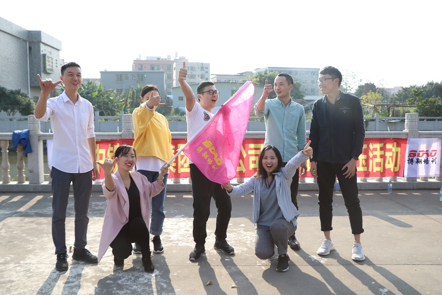 中國(guó)鐵建聯(lián)手搏翱，在大嶺村開(kāi)展奔跑戶外拓展訓(xùn)練