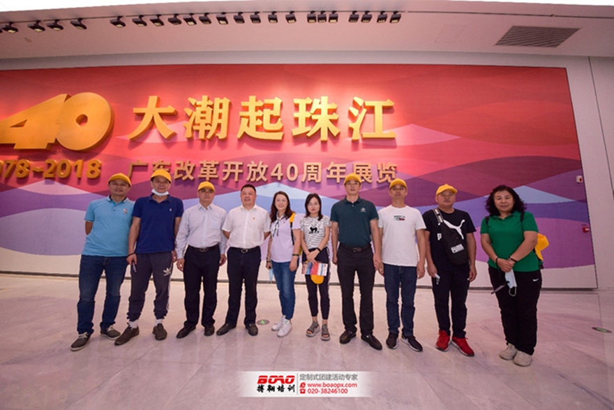 追夢佛開，用汗水澆灌收獲，以實干篤定前行