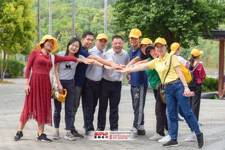 追夢佛開，用汗水澆灌收獲，以實干篤定前行