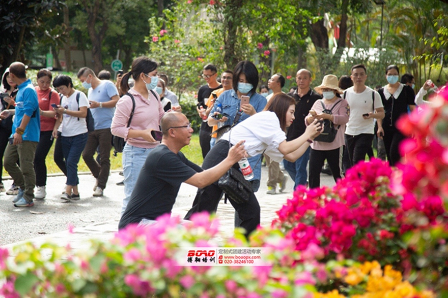 追夢佛開，用汗水澆灌收獲，以實干篤定前行